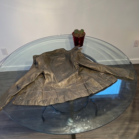 It is a army green DANIER 3XS leather jacket - Picture 8 of 8